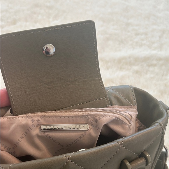 Steve Madden Bbabi mini crossbody Quilted Olive Green - Picture 2 of 15